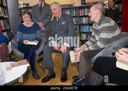 Der Prince of Wales besucht heute die Newbridge Memorial Hall in Südwales, um das renovierte Gebäude offiziell zu eröffnen. Der Prinz trifft Mitglieder der Lesegruppe. Stockfoto