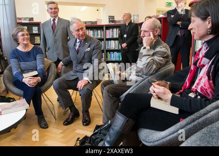 Der Prince of Wales besucht heute die Newbridge Memorial Hall in Südwales, um das renovierte Gebäude offiziell zu eröffnen. Der Prinz trifft Mitglieder der Lesegruppe. Stockfoto