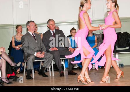 Der Prince of Wales besucht heute die Newbridge Memorial Hall in Südwales, um das renovierte Gebäude offiziell zu eröffnen. Tänzer im Ballsaal treten für den Prinzen auf. Stockfoto