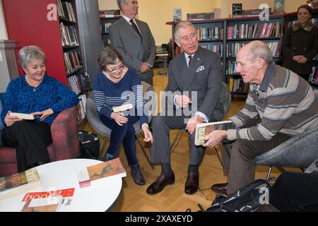 Der Prince of Wales besucht heute die Newbridge Memorial Hall in Südwales, um das renovierte Gebäude offiziell zu eröffnen. Der Prinz trifft Mitglieder der Lesegruppe. Stockfoto