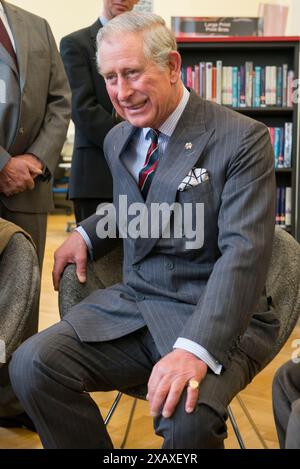 Der Prince of Wales besucht heute die Newbridge Memorial Hall in Südwales, um das renovierte Gebäude offiziell zu eröffnen. Der Prinz trifft Mitglieder der Lesegruppe. Stockfoto