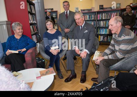 Der Prince of Wales besucht heute die Newbridge Memorial Hall in Südwales, um das renovierte Gebäude offiziell zu eröffnen. Der Prinz trifft Mitglieder der Lesegruppe. Stockfoto