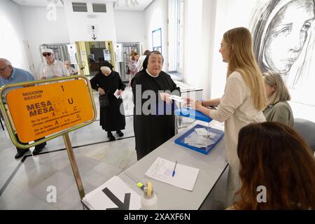 Valencia, Spanien, 9. juni 2024. Zwei Nonnen wählen in ihrem Wahllokal in Valencia während der Wahlen zum Europäischen Parlament. Quelle: Eduardo Stockfoto