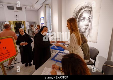 Valencia, Spanien, 9. juni 2024. Zwei Nonnen wählen in ihrem Wahllokal in Valencia während der Wahlen zum Europäischen Parlament. Quelle: Eduardo Stockfoto