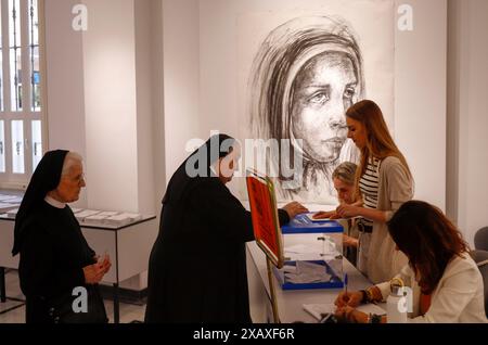Valencia, Spanien, 9. juni 2024. Zwei Nonnen wählen in ihrem Wahllokal in Valencia während der Wahlen zum Europäischen Parlament. Quelle: Eduardo Stockfoto
