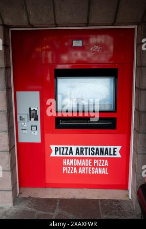 Saint-Jean-Pied-de-Port, Frankreich, 14. Mai 2024: Der Automat für Pizza Artisanale in Saint-Jean-Pied-de-Port. Stockfoto
