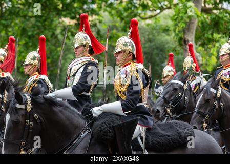 Colonel's Review, letzte Übung für Trooping the Colour 2024. Truppe des Blues und Royals der Household Cavalry reiten in der Mall. Weiblich Stockfoto