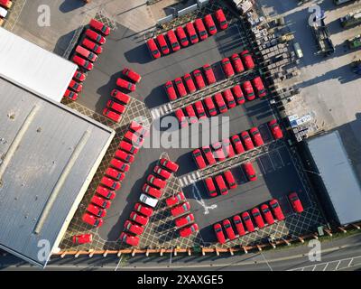 Luftaufnahme aus der Drohne von Royal Mail Delivey Fahrzeugen und Lieferwagen, die in einer Postzustellungsstelle in Hereford, Großbritannien, geparkt sind - Foto Juni 2024 Stockfoto