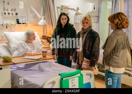 KAT SADLER, LIZZIE DAVIDSON und LOUISE BREALEY in THIS BRAVE GIRLS (2023), Regie: KAT SADLER. Quelle: Camden Productions/Various Artists/BBC/A24/Album Stockfoto