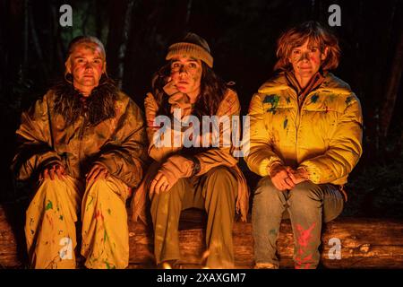 KAT SADLER, LIZZIE DAVIDSON und LOUISE BREALEY in THIS BRAVE GIRLS (2023), Regie: KAT SADLER. Quelle: Camden Productions/Various Artists/BBC/A24/Album Stockfoto