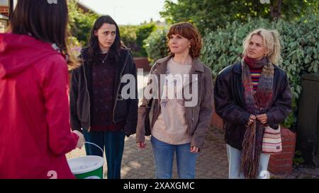 KAT SADLER, LIZZIE DAVIDSON und LOUISE BREALEY in THIS BRAVE GIRLS (2023), Regie: KAT SADLER. Quelle: Camden Productions/Various Artists/BBC/A24/Album Stockfoto