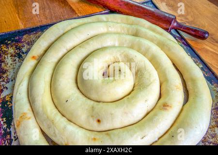 Kneten und Backen von Enaimadas, Forn de Can Salem, Algaida. Mallorca. Balearen. Spanien. Stockfoto