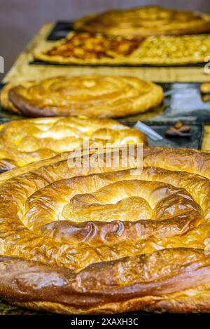 Kneten und Backen von Enaimadas, Forn de Can Salem, Algaida. Mallorca. Balearen. Spanien. Stockfoto