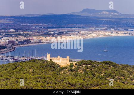 castillo de Bellver , siglo XIV, Construido por orden del rey Jaime II de Mallorca y Catedral de Mallorca , siglo XIII, Monumento Historico-Artistic Stockfoto