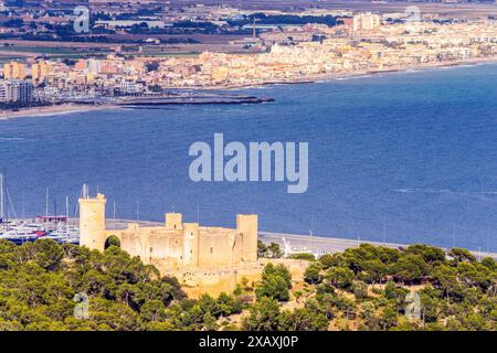 castillo de Bellver , siglo XIV, Construido por orden del rey Jaime II de Mallorca y Catedral de Mallorca , siglo XIII, Monumento Historico-Artistic Stockfoto