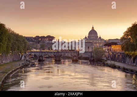 St Peter's Basilica und Ponte Sant Angelo in der Dämmerung, Rom, Italien Stockfoto