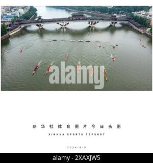 (240609) -- PEKING, 9. Juni 2024 (Xinhua) -- ein Luftdrohnenfoto vom 9. Juni 2024 zeigt, wie sich die Teilnehmer vor einem Drachenboot-Rennen aufwärmen, um das bevorstehende Drachenboot-Festival in Chengdu, südwestchinesischer Provinz Sichuan, zu feiern. (Xinhua/Shen Bohan) Stockfoto