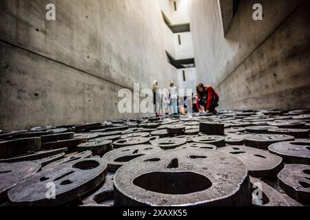 Shalechet, -gefallene Blätter-, Künstlerinstallation von Menashe Kadischman, Berliner Jüdisches Museum, entworfen vom polnischen Architekten Daniel Libeskinds , Berlin, G. Stockfoto