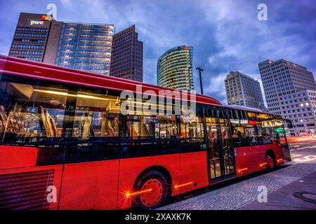 Nachtbus über den Potsdamer Platz, Berlin, deutschland, europa Stockfoto