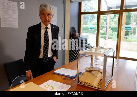 Castels et Bézenac, Frankreich. Juni 2024. Europawahlen 2024 im ländlichen Frankreich. Henri Bouchard Bürgermeister der Landgemeinde Castels et Bézenac im Département Dordogne im Südwesten Frankreichs stimmt und überwacht die Wahlen in seiner Gemeinde. Henri Bouchard ist Bürgermeister und pensionierter Landwirt. Er bekleidet seine 5. Amtszeit als Bürgermeister und seine 8. Amtszeit als kommunaler gewählter Beamter. Europäische Union, Landleben, Wahlen, Politik, Europäisches Parlament, MdEP, Vertretung der Bürger in der Europäischen Union. Castels et Bézenac, Dordogne, Périgord, Nouvelle Aquitaine, Frankreich, Europa. Foto von Hug Stockfoto