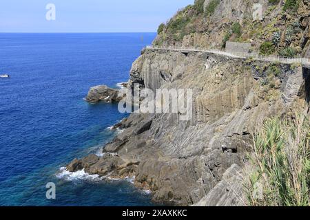 Via dell'Amore oder The Way of Love, eine Fußgängerzone mit Blick auf das Meer, die die Dörfer Riomaggiore und Manarola verbindet. Cinque Terre, Italien Stockfoto