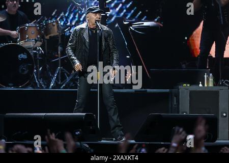 Vasco Rossi tritt live auf der Bühne während des Vasco Live 2024 im San Siro Stadium auf. (Foto: Fabrizio Carabelli / SOPA Images/SIPA USA) Stockfoto