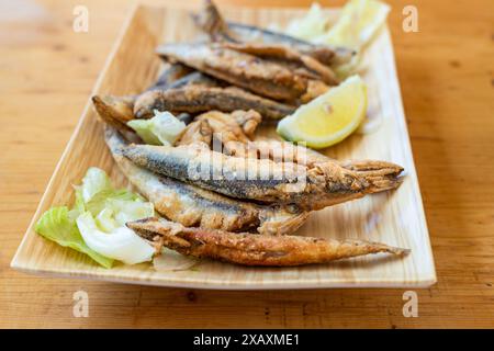 Kleiner gebratener Fisch direkt vom Meer. Eine traditionelle, einfache, köstliche und gesunde Mahlzeit der mediterranen Küche Stockfoto