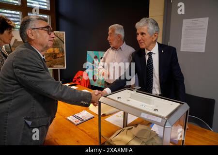 Castels et Bézenac, Frankreich. Juni 2024. Europawahlen 2024 im ländlichen Frankreich. Henri Bouchard Bürgermeister der Landgemeinde Castels et Bézenac im Département Dordogne im Südwesten Frankreichs stimmt und überwacht die Wahlen in seiner Gemeinde. Henri Bouchard ist Bürgermeister und pensionierter Landwirt. Er bekleidet seine 5. Amtszeit als Bürgermeister und seine 8. Amtszeit als kommunaler gewählter Beamter. Europäische Union, Landleben, Wahlen, Politik, Europäisches Parlament, MdEP, Vertretung der Bürger in der Europäischen Union. Castels et Bézenac, Dordogne, Périgord, Nouvelle Aquitaine, Frankreich, Europa. Foto von Hug Stockfoto