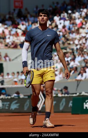 Paris, Frankreich. Juni 2024. Carlos Alcaraz reagierte im Finale der Männer zwischen Carlos Alcaraz aus Spanien und Alexander Zverev aus Deutschland beim französischen Tennisturnier in Paris am 9. Juni 2024. Quelle: Meng Dingbo/Xinhua/Alamy Live News Stockfoto