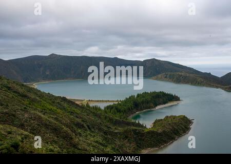 Blick auf die Landschaft über die Lagoa do Fogo an einem bewölkten Tag. São Miguel Island, Azoren, Portugal Stockfoto