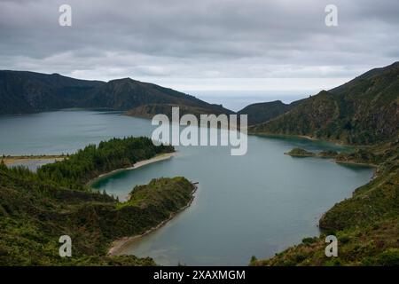 Blick auf die Landschaft über die Lagoa do Fogo an einem bewölkten Tag. São Miguel Island, Azoren, Portugal Stockfoto