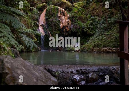 Wasserfall in Caldeira Velha, natürliche heiße Quellen. Ribeira Grande, Sao Miguel, Azoren, Portugal Stockfoto