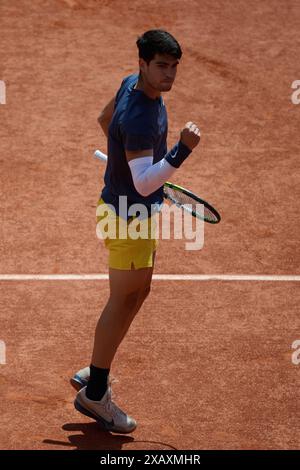 Paris, Frankreich. Juni 2024. Carlos Alcaraz reagierte im Finale der Männer zwischen Carlos Alcaraz aus Spanien und Alexander Zverev aus Deutschland beim französischen Tennisturnier in Paris am 9. Juni 2024. Quelle: Meng Dingbo/Xinhua/Alamy Live News Stockfoto