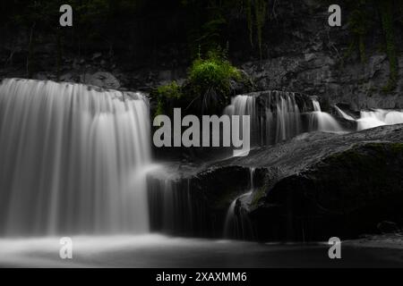 Langzeitaufnahme des Chavanette-Wasserfalls, aufgenommen in der Rue, Freiburg, im Switzarland Stockfoto
