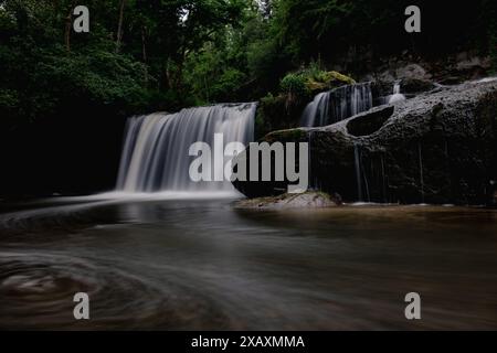 Langzeitaufnahme des Chavanette-Wasserfalls, aufgenommen in der Rue, Freiburg, im Switzarland Stockfoto
