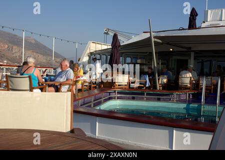 Frühstückszeit für Passagiere auf dem Achterdeck des Kreuzfahrtschiffs Spirit of Adventure vor Monemvasia, Griechenland Stockfoto