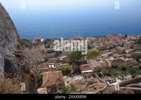 Blick hinunter auf die Dächer der Unterstadt, Monemvasia, Griechenland Stockfoto