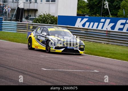 Andover, Vereinigtes Königreich, am 9. Juni 2024. Daryl Deleon 18 Unlimited Motorsport Round 11 während des BTCC auf dem Thruxton Circuit, Andover, Großbritannien am 9. Juni 2024. Foto von Chris Williams. Nur redaktionelle Verwendung, Lizenz für kommerzielle Nutzung erforderlich. Keine Verwendung bei Wetten, Spielen oder Publikationen eines einzelnen Clubs/einer Liga/eines Spielers. Quelle: UK Sports Pics Ltd/Alamy Live News Stockfoto