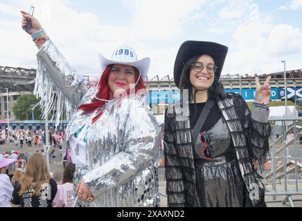 Edinburgh, UK, 9. Juni 2024: Taylor Swift Fans Laura Woods und Pooja Marwaha aus Glasgow im Murrayfield Stadium für das letzte ihrer drei Konzerte in Schottland. Bild: DB Media Services / Alamy Live Stockfoto