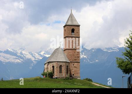 Hafling, Südtirol, Italien 07. Juni 2024: Hier der Blick auf das Kirchlein, Kirche St. Kathrein, Chiesa di Santa Caterina bei Hafling oberhalb von Meran, Kleinod, wandern, spazieren, Ausblick, Natur, Meraner Land, Burggrafenamt,Pferdeparadies, Herkunft der Haflinger Pferde, im Hintergrund die Texelgruppe *** Hafling, Südtirol, Italien 07 Juni 2024 hier der Blick auf die kleine Kirche, St. Kathrein Kirche, Chiesa di Santa Caterina bei Hafling oberhalb von Meran, Juwel, Wandern, Wandern, Aussicht, Natur, Meraner Land, Burggrafenamt, Pferdeparadies, Ursprung der Haflinger Pferde, im Hintergrund die Tex Stockfoto