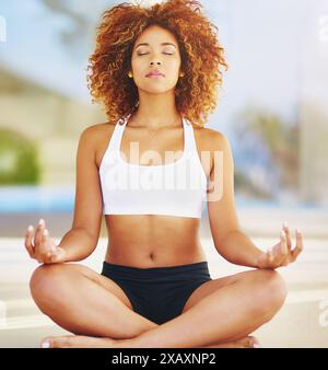 Frau, entspannen und Meditation mit Zen für innere Ruhe, spirituelles Wohlbefinden oder Fitness auf dem Boden auf der Terrasse. Ruhige oder junge Frau oder Yogi im Lotus Stockfoto