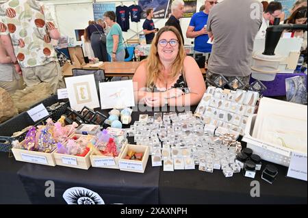 Devon, Großbritannien. Juni 2024. Touristen und Besucher sehen Fossilien in den Paläoart-Werkstätten in Lister Gardens in Lyme Regis East Devon. Bildnachweis: Robert Timoney/Alamy Live News Stockfoto