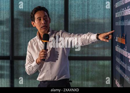Bangkok, Thailand. Juni 2024. Pita Limjaroenrat, eine ehemalige Vorsitzende der Move Forward Party, spricht während einer Pressekonferenz über den Auflösungsfall der Partei im Hauptquartier der Move Forward Party mit den Medien. Die Move Forward Party stellt sich gegen den Auflösungsfall der Partei, nachdem das Verfassungsgericht am 12. Juni 2024 einen Prozess über ihren Fall abhalten wird, nachdem die Partei eine Kampagne zur Änderung des Lese Majest Gesetzes (artikel 112) bei den thailändischen Parlamentswahlen am 2023. Mai eingesetzt hatte. Quelle: SOPA Images Limited/Alamy Live News Stockfoto