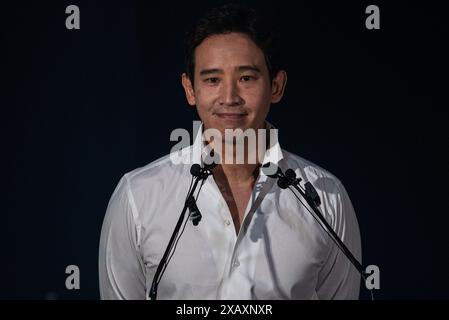 Bangkok, Thailand. Juni 2024. Pita Limjaroenrat, eine ehemalige Vorsitzende der Move Forward Party, spricht während einer Pressekonferenz über den Auflösungsfall der Partei im Hauptquartier der Move Forward Party mit den Medien. Die Move Forward Party stellt sich gegen den Auflösungsfall der Partei, nachdem das Verfassungsgericht am 12. Juni 2024 einen Prozess über ihren Fall abhalten wird, nachdem die Partei eine Kampagne zur Änderung des Lese Majest Gesetzes (artikel 112) bei den thailändischen Parlamentswahlen am 2023. Mai eingesetzt hatte. Quelle: SOPA Images Limited/Alamy Live News Stockfoto