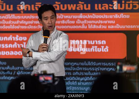 Bangkok, Thailand. Juni 2024. Pita Limjaroenrat, eine ehemalige Vorsitzende der Move Forward Party, spricht während einer Pressekonferenz über den Auflösungsfall der Partei im Hauptquartier der Move Forward Party mit den Medien. Die Move Forward Party stellt sich gegen den Auflösungsfall der Partei, nachdem das Verfassungsgericht am 12. Juni 2024 einen Prozess über ihren Fall abhalten wird, nachdem die Partei eine Kampagne zur Änderung des Lese Majest Gesetzes (artikel 112) bei den thailändischen Parlamentswahlen am 2023. Mai eingesetzt hatte. Quelle: SOPA Images Limited/Alamy Live News Stockfoto