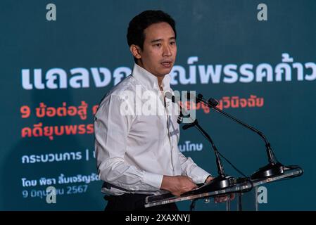 Bangkok, Thailand. Juni 2024. Pita Limjaroenrat, eine ehemalige Vorsitzende der Move Forward Party, spricht während einer Pressekonferenz über den Auflösungsfall der Partei im Hauptquartier der Move Forward Party mit den Medien. Die Move Forward Party stellt sich gegen den Auflösungsfall der Partei, nachdem das Verfassungsgericht am 12. Juni 2024 einen Prozess über ihren Fall abhalten wird, nachdem die Partei eine Kampagne zur Änderung des Lese Majest Gesetzes (artikel 112) bei den thailändischen Parlamentswahlen am 2023. Mai eingesetzt hatte. Quelle: SOPA Images Limited/Alamy Live News Stockfoto
