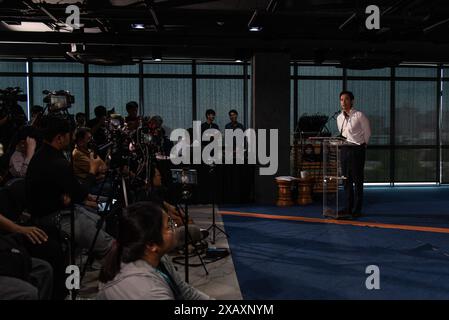 Bangkok, Thailand. Juni 2024. Pita Limjaroenrat, eine ehemalige Vorsitzende der Move Forward Party, spricht während einer Pressekonferenz über den Auflösungsfall der Partei im Hauptquartier der Move Forward Party mit den Medien. Die Move Forward Party stellt sich gegen den Auflösungsfall der Partei, nachdem das Verfassungsgericht am 12. Juni 2024 einen Prozess über ihren Fall abhalten wird, nachdem die Partei eine Kampagne zur Änderung des Lese Majest Gesetzes (artikel 112) bei den thailändischen Parlamentswahlen am 2023. Mai eingesetzt hatte. Quelle: SOPA Images Limited/Alamy Live News Stockfoto