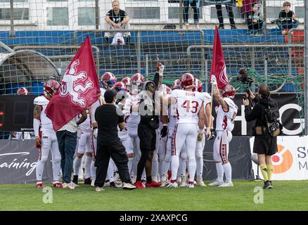 Die Spieler der Prague Lions stimmen sich auf das anstehende Spiel ein. München Ravens gegen Prag Lions, Fußball, Europäische Fußballliga elf, Woche 3, Saison 2024, 09.06.2024. Foto: Eibner Pressefoto/Heike Feiner Stockfoto