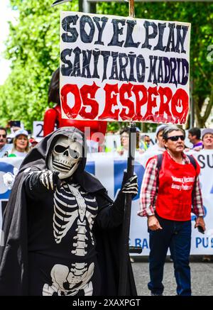 Auf Sie warteten Demonstranten aus allen Ecken Madrids zum Rathaus in Cibeles, um einen öffentlichen Gesundheitsdienst gegen die Vernachlässigung und Privatisierung des Gesundheitssystems in der Region Madrid, Spanien, zu unterstützen. Stockfoto