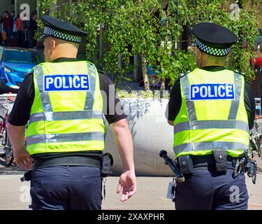 Glasgow, Schottland, Großbritannien. 9. Juni 2024: UK Wetter: Sonnig in der Stadt sah die Stadt Einheimische und Touristen auf dem george Square im Stadtzentrum. Credit Gerard Ferry/Alamy Live News Stockfoto